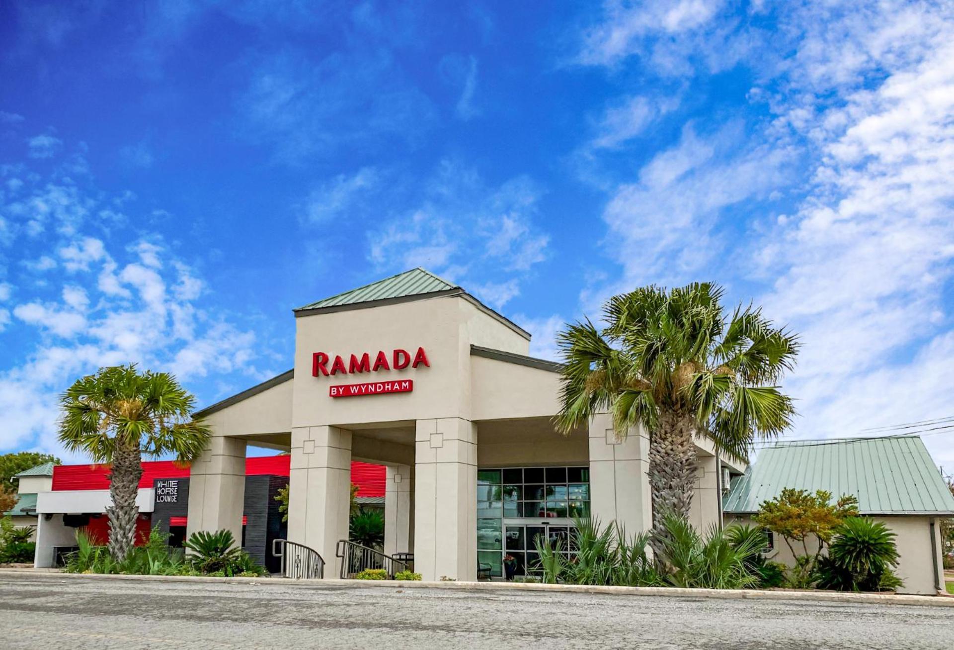 Ramada By Wyndham Del Rio Hotell Exteriör bild